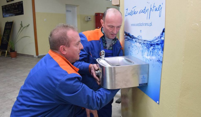 Źródełka z wodą dostępne w chojnickich szkołach